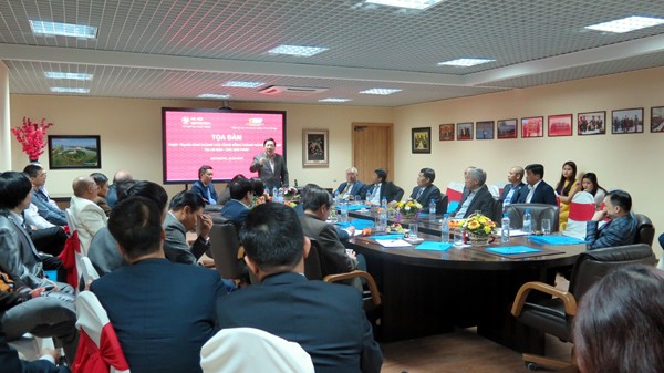 Truong Tân Sang rencontre les investisseurs vietnamiens en Russie - ảnh 1